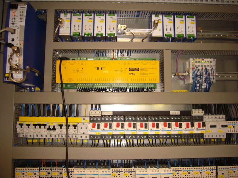 Bild 1: Die gelbe Sicherheitssteuerung FPSC für vier Muting-Stationen (Bildmitte) 