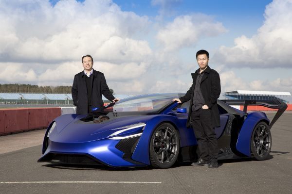 William Jin (links) und Matthew Jin mit dem Techrules AT96 TREV supercar concept (Techrules)