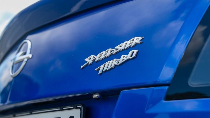 Rüsselsheim hoffte auf 10.000 verkaufte Exemplare, am Ende wurden es gerade 7.207. Das letzte produzierte Fahrzeug war ein schwarzer Vauxhall VX 220 Turbo mit der Fahrgestellnummer 7998. Der letzte Opel Speedster war ein silberfarbenes Turbomodell mit der Fahrgestellnummer 7970. Die 789 nicht genutzten Fahrgestellnummern sind darauf zurückzuführen, dass nach dem Erscheinen des 2,0-l-Turbo fast keine Fahrzeuge mit dem 2,2-l-Saugmotor mehr abgesetzt wurden. (Bild: Dani Heye)