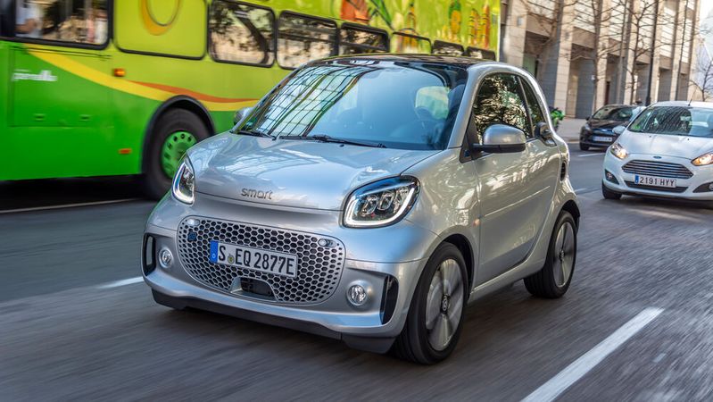 Der Smart Fortwo soll einen Nachfolger erhalten – der lässt aber noch etwas auf sich warten.(Bild:  Mercedes-Benz)