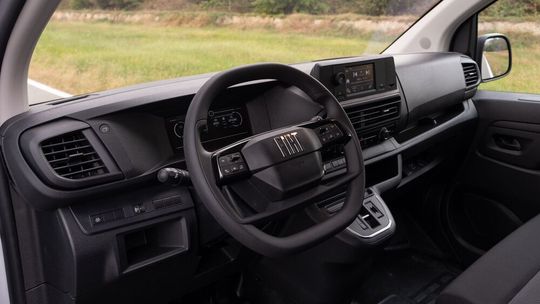 Im Innenraum bietet der neue Scudo ein unten abgeflachtes Lenkrad mit Heiz-Option.(Bild:  Fiat)