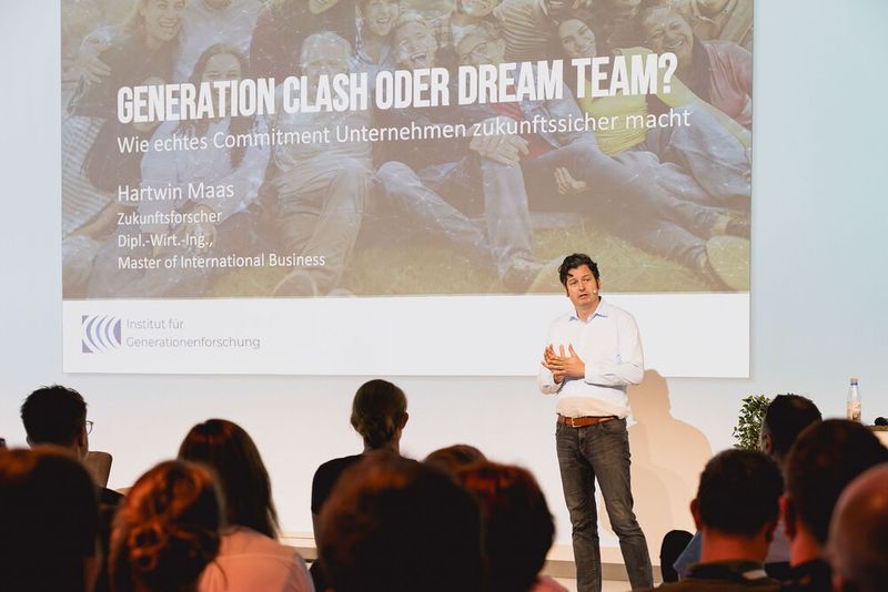 Generationenforscher Hartwin Maas erklärte beim Würzburger Fachkongress „HR Connector“, wie verschiedene Altersgruppen zu einem erfolgreichen Team zusammenwachsen.(Bild:  VCG – Stefan Bausewein)