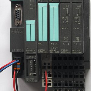 Die ET 200S (IM151-7 CPU) ist eine ältere, jedoch immer noch lieferbare CPU-Baugruppe, die auf Modularität ausgelegt ist.(Bild:  VCG)