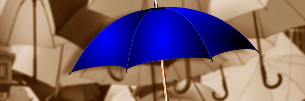 cloud-unwetter-ein-schirm-wird-zum-schutz-kaum-reichen