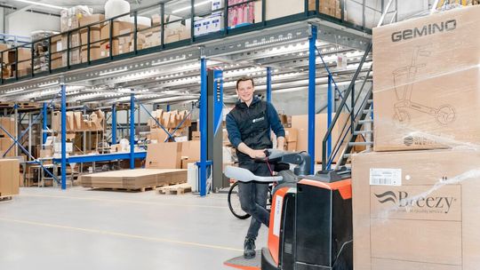 Durch den Einbau von Regalbühnen steht Sunrise Medical 30 Prozent mehr Fläche zur Verfügung.(Bild:  Natalie Leeuwenberg Fotografie)