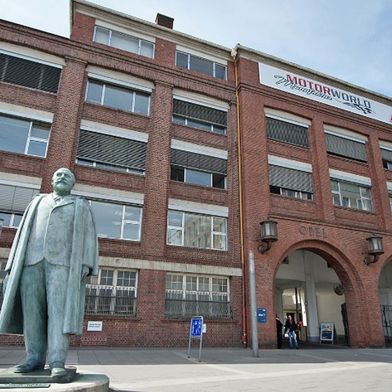 Das historische Hauptportal des alten Opel-Werks am Rüsselsheimer Bahnhofplatz. (Bild: Motorworld Manufaktur Rüsselsheim)
