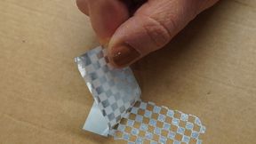 Nichts für Schachspieler: Das neue manipulationssichere Haftmaterial „HERMAvoid“ bietet sichtbaren Schutz für Produkte und Marken. (Bild: Herma)