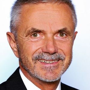 Prof. Klaus Bender wurde zum Ehrenvorsitzenden des Kongresskomitees der SPS IPC Drives ernannt.