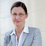 Titel, Name: Prof. Dr. Barbara Ruth Albert   Geburtsjahr, -ort: 1966 in Bad Godesberg  Funktion: Mitglied des Aufsichtsrats   Firma:Evonik Industries AG    Ausbildung:  1985-1990: Studium der Chemie an der Rheinischen Friedrich-Wilhelms-Universität, Bonn  1995: Promotion zum Dr. rer. nat. an der Universität Bonn  2000: Habilitation im Fach Chemie an der Universität Bonn   Berufliche Stationen: 1990-1995: Wissenschaftliche Mitarbeiterin, Universität Bonn  1995-1996: Postdoktorandin am Materials Research Laboratory, University of California, Santa Barbara, USA  1996-2001: Stipendiatin und Wissenschaftliche Assistentin, Justus-Liebig-Universität, Gießen  2000-2001: Lehrstuhlvertretung, Universität Gießen  2001: Privatdozentin, Universität Bonn  2001-2005: Professorin für Festkörperchemie/Materialwissenschaften, Universität Hamburg  Seit 2005: Professorin für Festkörperchemie, Eduard-Zintl-Institut für Anorganische und Physikalische Chemie, Technische Universität Darmstadt       (Bild: Evonik)