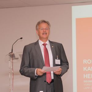 „Marktexperten sehen eine ähnlich breite technologische Entwicklung sowie neue kommerzielle Marktpotenziale voraus wie beispielsweise bei der Umstellung von traditioneller auf digitale Fotografie“, so Siegbert E. Lapp.