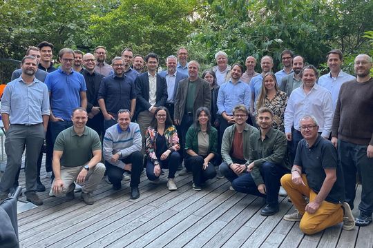 Neue Schnittstellen fü die Energiewende! Das ist das österreichische Team, das im Projekt „FOCUS:LFM“ eine offene digitale Infrastruktur im Rahmen von flexiblen Stromverbrauchern aus der Taufe heben will, um Letztere besser in das Energiesystem einbinden zu können.(Bild:  J. Schlumberger)
