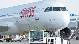 In der Rekordzeit von unter 60 Sekunden nimmt der Phoenix von Goldhofer ein Flugzeug auf. (Bild: Voss Fluid)