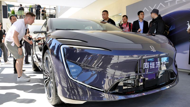 Der chinesische Autobauer Avatr zeigt sein jüngstes Modell, den Avatr 12. (Bild: Wehner – VCG)