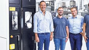 Dieter Völkle (Vertrieb, Beckhoff Niederlassung Balingen) mit Tobias Widinger, Systemingenieur Micro5 XL, Senior Product Manager Michael Wurster und Entwicklungsingenieur Jan Steppacher (alle Chiron Group SE) vor der 5-Achs-CNC. (v.l.n.r.) (Bild: Beckhoff)