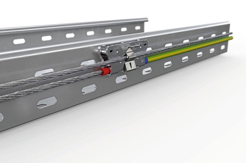Zusätzliche Roboter, Schaltschränke, Bedienpulte oder sonstige Verbraucher lassen sich mit der PAK 25 von Hebotec einfach in das EMV-Konzept einer bestehenden Fertigungslinie integrieren. Die Klemme ermöglicht eine schnelle und werkzeuglose Anbindung ans Leiterseil, das in industriellen Anwendungen mit hoher elektromagnetischer Belastung für den Potentialausgleich sorgt und EMV-Störungen verhindert. Hannover Messe 2025: Halle 6, Stand F32 (Bild: Hebotec)
