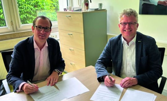 Unterzeichnung des Memorandum of Understanding am Hauptsitz von EDAG Production Solutions in Fulda. V. l. n. r.: Adrian Merkel (CEO Framence), Dirk Keller (Geschäftsführer EDAG Production Solutions). (Bild:  EDAG)