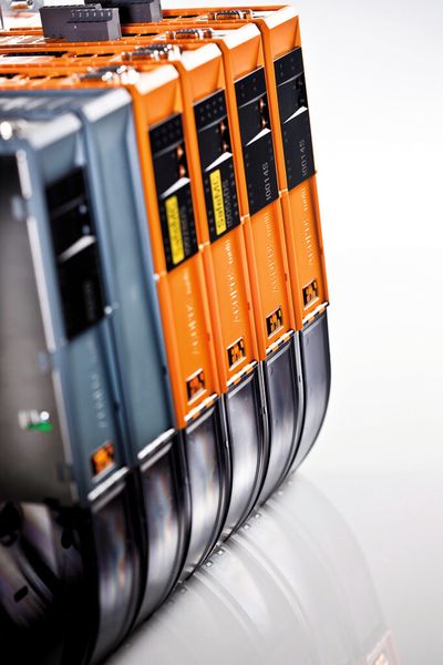 Die AcoposMulti übernehmen  unter anderem die präzise synchrone Steuerung der Torquemotoren – kommuniziert wird dabei über das Echtzeit-Ethernet-System Powerlink. (Bild: B&R)