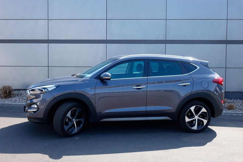 Die Seitenpartie ist gezeichnet von einer ebenfalls leicht steigenden, scharf verlaufenden Kante, die sich bis zu den Heckscheinwerfern durchzieht. (Automobil Industrie / Jens Scheiner)