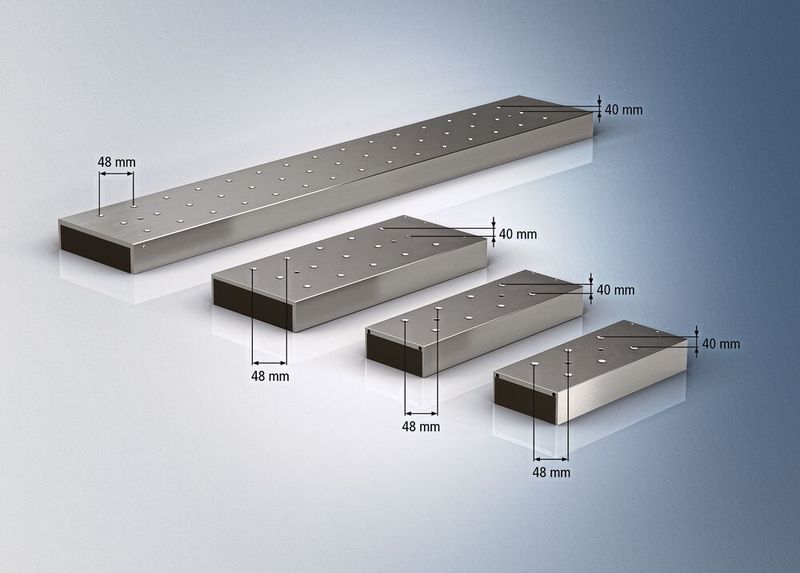 Durch das einheitliche Bohrbild lassen sich auch ohne mechanische Änderungen am Maschinenschlitten unterschiedliche Linearmotorausführungen einsetzen.  (Bild: Beckhoff)