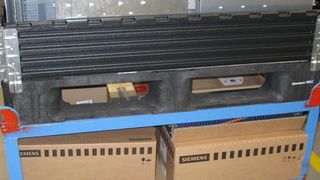 Die Kunststoffpalette EOS 1208 HR+3R mit dem Aufsatzrahmen liegt auf dem Wagen für die Materialversorgung. Bild: Schoeller Arca Systems (Archiv: Vogel Business Media)