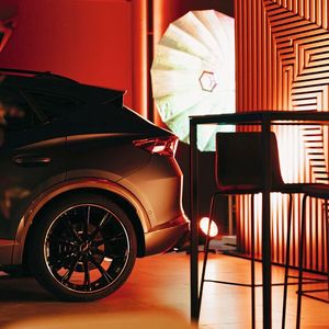 Wegen der Corona-Verzögerungen hat Kahle die aktuelle Innen-CI mit ihren Holz- und Beton-Elementen umsetzen können.(Bild:  Autohaus Kahle)