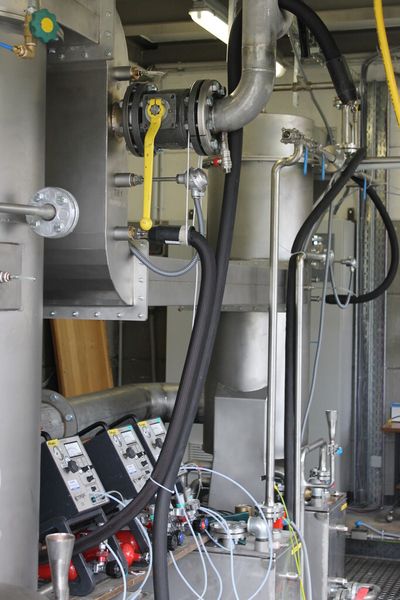 Blick auf das Absorber-Modul mit angeschlossener Messtechnik (FIDs). (Bild: TU Clausthal)