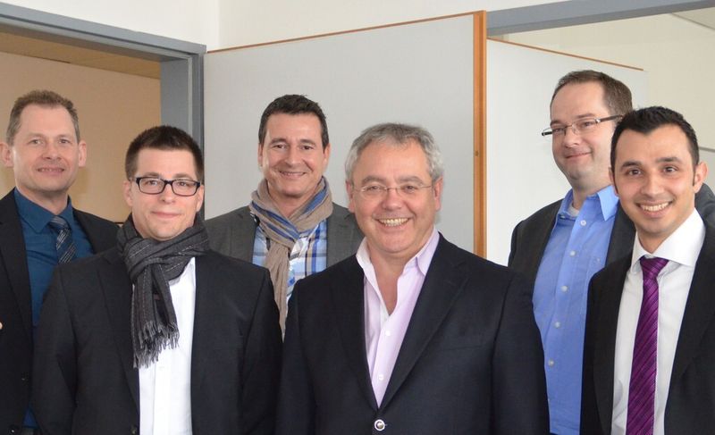 Head of Sales Continental Europe Didier Goguelin (3. v.r.) und Projektleiter Maik Frache (2. v.r.) begrüßen das neue Münchner Team. (RS Components)