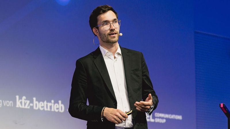 ...Clemens Kohlsaat, Manager Digital Sales & Customer Experience bei MHP schilderte er, warum im Autohandel Leads nicht häufiger in Kaufverträgen münden. (Stefan Bausewein)