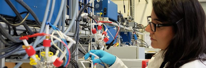 Giorgia Zampardi: forscht zusammen mit Fabio La Mantia an den Energiespeichern von morgen. Giorgia Zampardi: forscht zusammen mit Fabio La Mantia an den Energiespeichern von morgen.