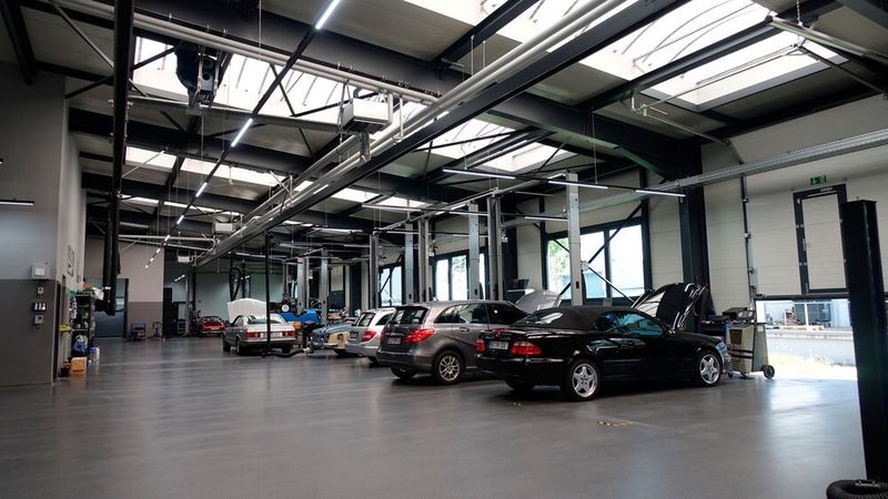 Den ersten Stopp der Rundreise machten wir in Böblingen beim Autohaus Hagenlocher. Der Mitte 2022 eröffnete Neubau berücksichtigt die drei Standbeine des Unternehmens in idealer Weise: freie Werkstatt, Oldtimerspezialist und Eventlocation. Als ehemaliger Partner von Mercedes-Benz und Smart liegt der Schwerpunkt der Tätigkeit der freien Werkstatt bei den Pkw dieser Marken – Transporter von Mercedes-Benz eingeschlossen. (Bild: Schreiner – VCG)