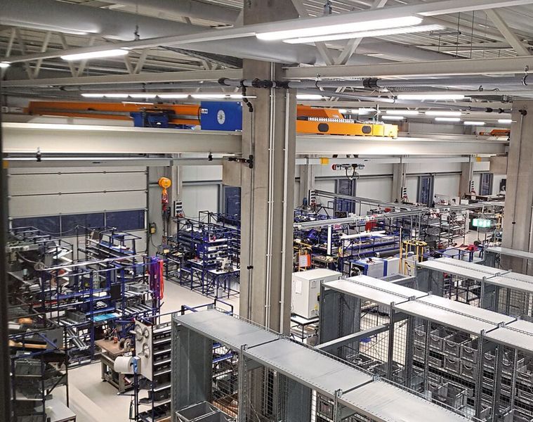 Blick in die Produktion und das Lager des neuen R+W-Firmensitzes. (R+W Antriebselemente)