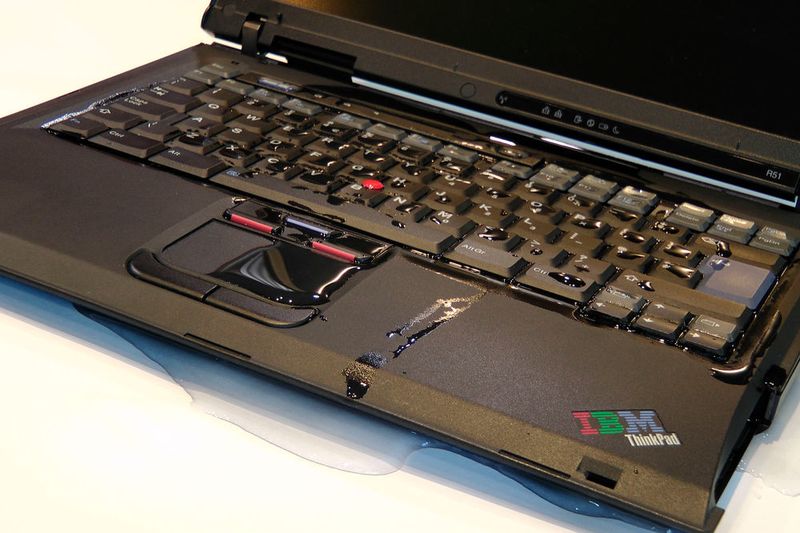 6. Verdünnte Daten (Polen): „Ich habe Farbverdünner über meinen Laptop geschüttet. Ich bin schon auf dem Weg zu euch!“ Mit diesen Worten kündigte sich ein Kunde bei Kroll Ontrack Polen an. Dieser hatte beim Versuch, eine besondere Wandfarbe für seine Frau zusammenzumischen, aus Versehen Farbverdünner über seinen Laptop geleert. Das Gerät überlebte zwar nicht, die Daten aber dank seiner schnellen Reaktion glücklicherweise schon – 100 Prozent konnten gerettet werden. (Bild: Kroll Ontrack)