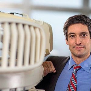 Dr. Dominik Rietzel vom Additive Manufacturing Center der BMW Group zeigte in seinem Vortrag „AM on the Road“ auf, wie der bayerische Automobilhersteller bereits 1990 mit dem damaligen Start-up EOS für erste additiv gefertigte Prototypen-Teile zusammenarbeitete. Den Schritt in die Serienfertigung hat BMW nach rund fünfjähriger Vorbereitung in diesem Jahr vollzogen. 