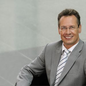 „Weil immer mehr Menschen mobile Geräte für Banking und Authentifizierung verwenden, haben Cyberkriminelle begonnen, Authentifizierungsnummern mithilfe mobiler Malware wie Perkel und Zitmo abzufangen“, weiß Raimund Genes, Chief Technology Officer bei Trend Micro.