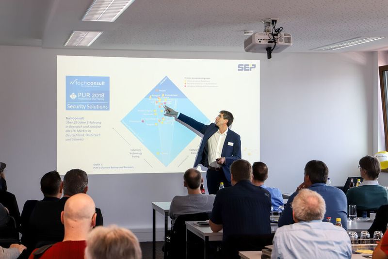 SEP Senior Alliance Manager Holger Gottwald zeigt die hervorragende Position von SEP im techconsult PUR-S Diamant. (SEP AG)