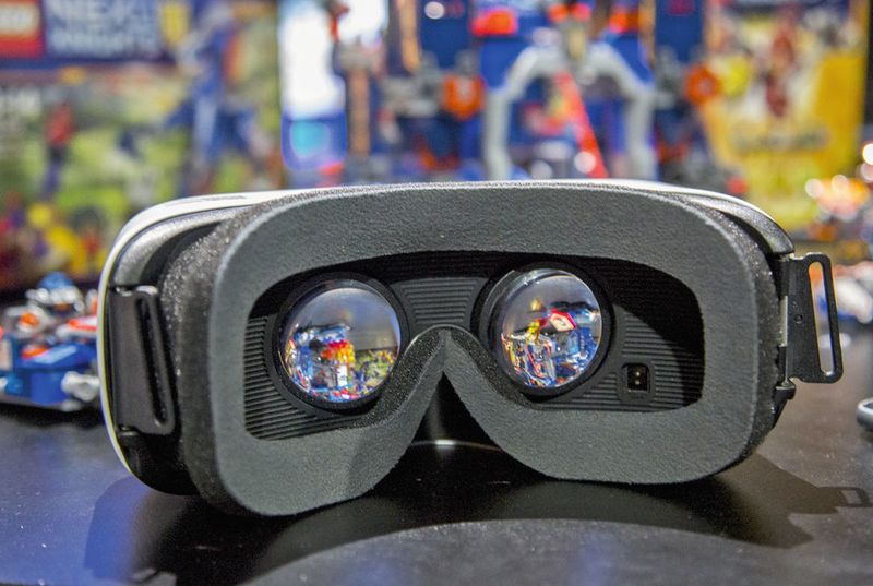 Zukunft Augmented Reality: Der Blick durch die Brille verschafft ein völlig neues Arbeitsumfeld. (©Keiko Hiromi)