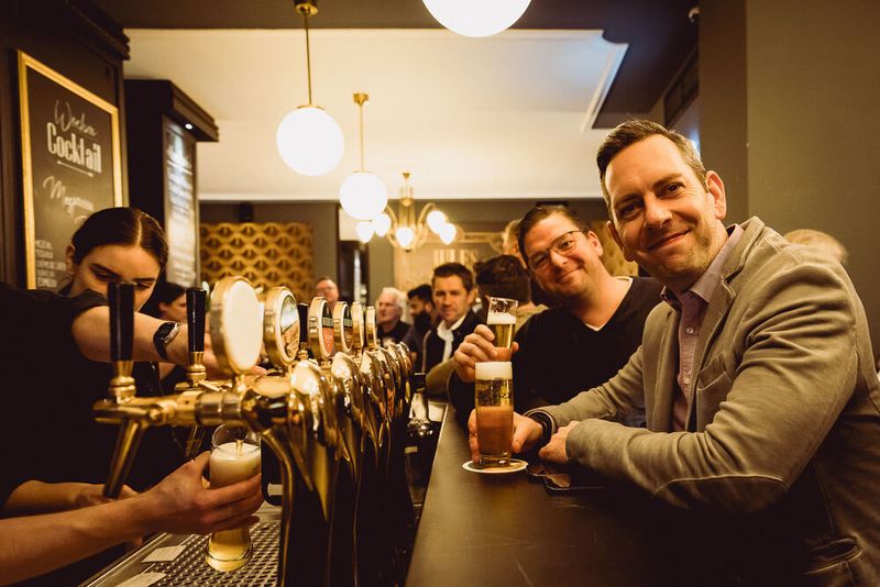 Am Tresen klappt´s auch mit dem Nachschub (Bild: Stefan Bausewein)