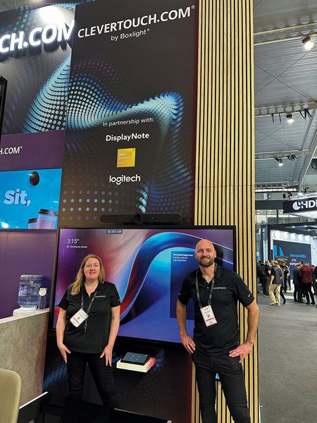 Corinna Denbow und Adam Kingshott (Clevertouch) arbeiten auch mit Logitech zusammen. (Bild: Vogel IT-Medien)