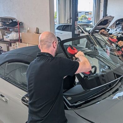 Scheiben einkleben „kann jeder“. Aber: Bei etlichen Fahrzeugen der Volkswagen-Gruppe darf das nur noch der, der sich als „Klebeexperte“ qualifiziert hat. (Bild: Dominsky – VCG)