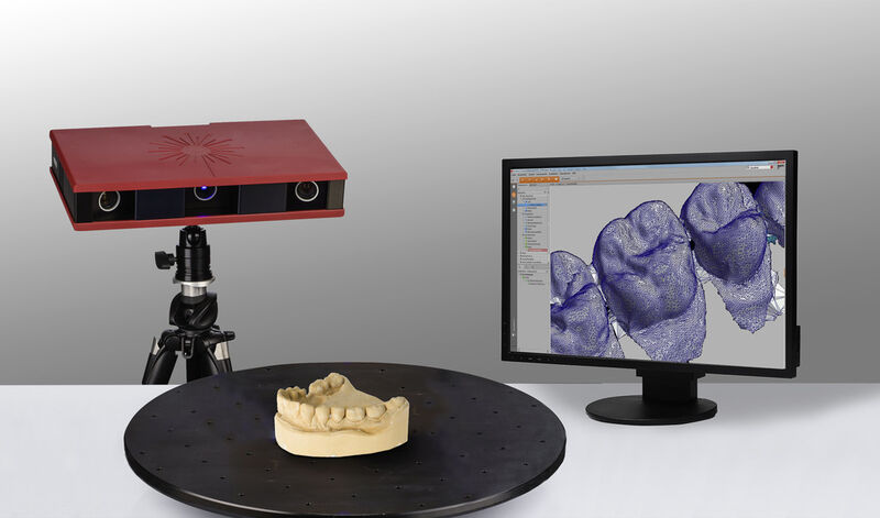 Für die 3D-Messung von kleinen und mittelgroßen medizintechnischen Objekten hat GOM den 3D-Scanner Atos Core entwickelt. Einsatzmöglichkeiten sind 3D-Inspektionen, Flächenrückführungen und das Rapid Manufacturing. (Bild: GOM)