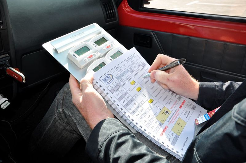 Während der Rallye hatten die Co-Piloten viel zu tun. Sie mussten die Strecke anhand eines Roadbooks bestimmen und Richtungsanweisungen geben. (Foto: Grimm/Dominsky)