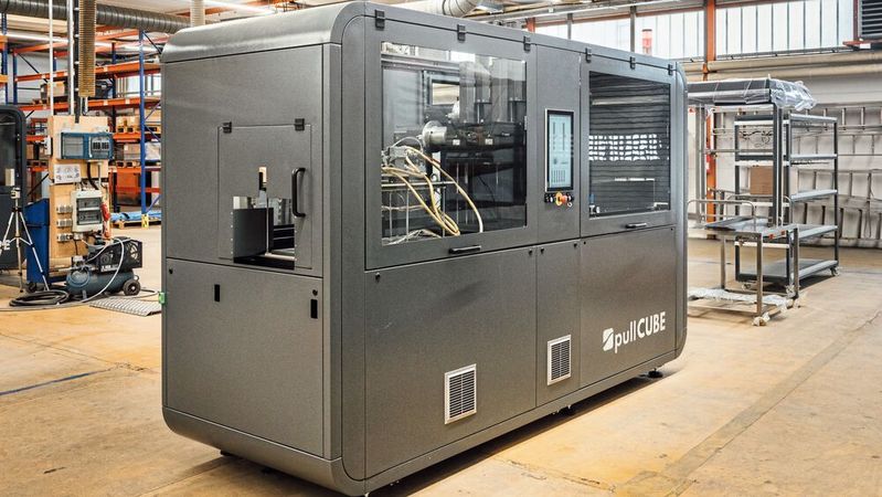 Mit 3,5 Metern ist der Pull Cube die kürzeste Pultrusionsmaschine der Welt. Komponenten von Lapp sorgen darin für sichere Verbindungen.(Bild:  Lapp/Martin Steger Fotografie)