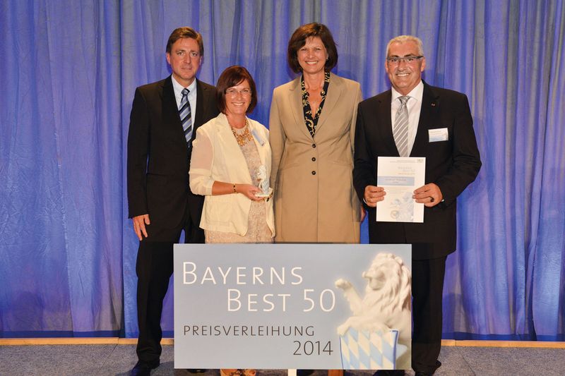 Die Günzburger Steigtechnik zählt zu Bayerns Best 50. Das Bild von der Preisverleihung im Kaisersaal der Münchner Residenz zeigt Ruth und Ferdinand Munk gemeinsam mit Bayerns Wirtschaftsministerin Ilse Aigner (Mitte) und Jurymitglied Prof. Dr. Thomas Edenhofer (links). (Bild: StMWi)