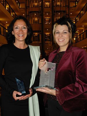 Zwei beeindruckende Frauen und kompetente Automobilmanagerinnen: die beiden Preisträgerinnen. (Archiv: Vogel Business Media)