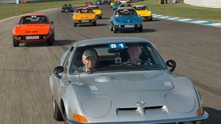Führte den Tross von 75 Opel GT am Hockenheimring an: Walter Röhrl mit dem GT-Designer Erhard Schnell als Co-Pilot. (Opel Automobile GmbH)
