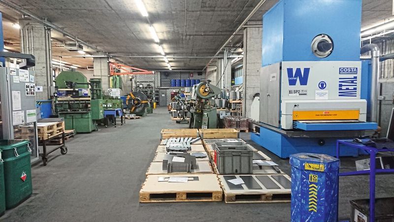 Die Goethe AG stellt kundenspezifische Blech- und Metallbauteile sowie vollständig montierte Gehäuse und Apparate her. (Goethe AG)