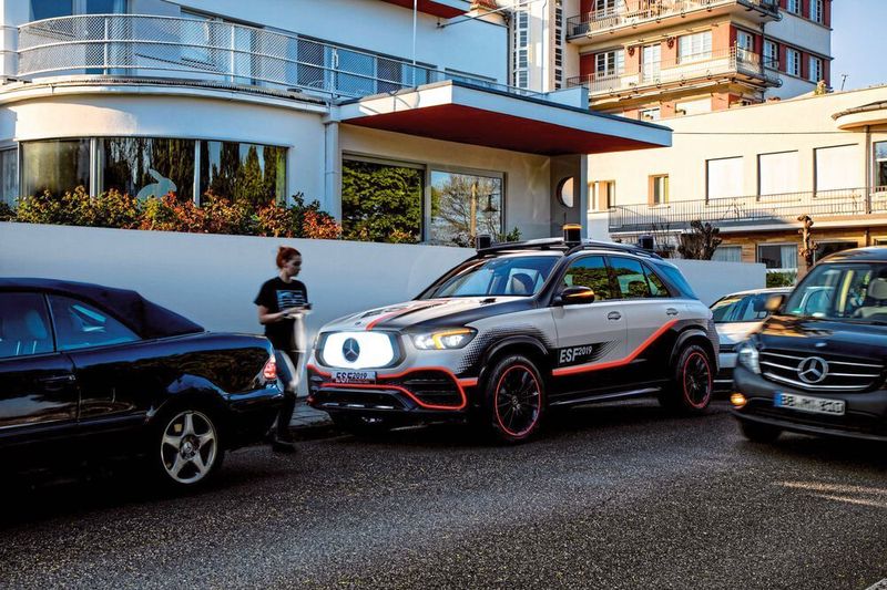 Das ESF 2019 warnt den Autofahrer über die Warnleuchten auf dem Dach. Der Fußgänger wird über das Display in der Fahrzeugfront auf die gefährliche Situation hingewiesen. (Daimler)