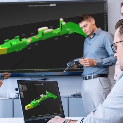 Stampack Xpress ermittelt die genaue Abwicklungslänge, erkennt potenzielle Kantenrisse frühzeitig, visualisiert und 
kompensiert das Rückfederungsverhalten – und reduziert so den Bedarf an kostenintensiven Prototypenwerkzeugen 
erheblich.  (Bild: Stampack/SChroeder + Bauer)