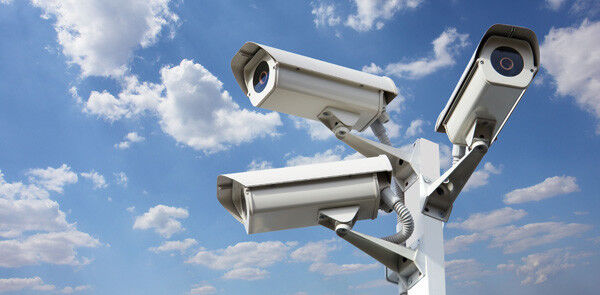 Überwachungskameras – ein Symbol für fragwürdige Datensicherheit. Welche Informationen sind noch sicher? Diese Frage stellen sich viele Unternehmen nach dem NSA-Datenskandal. (Bildquelle: Fotolia.com © Ettore)