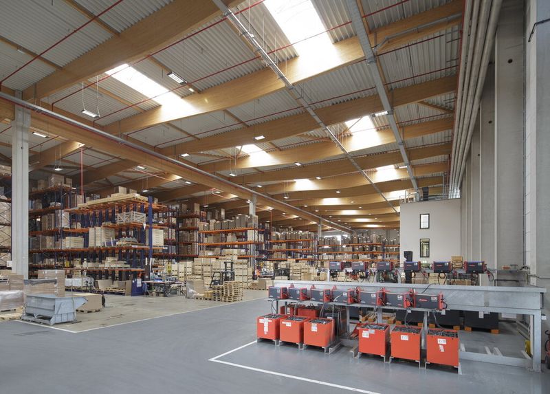 Eine Flotte von 59 elektrisch betriebenen Flurförderzeugen sorgt in dem Logistikzentrum für einen reibungslosen Materialfluss. (Bild: Fornius International)